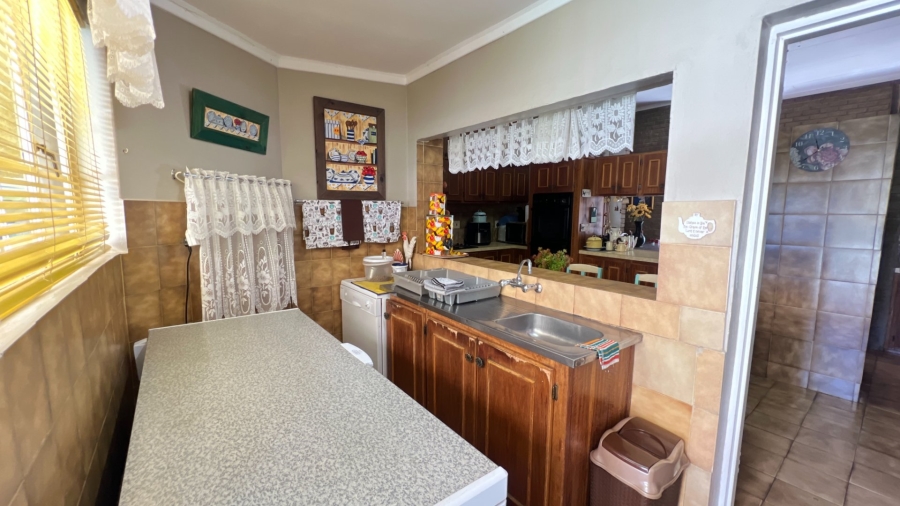 5 Bedroom Property for Sale in Langenhovenpark Free State